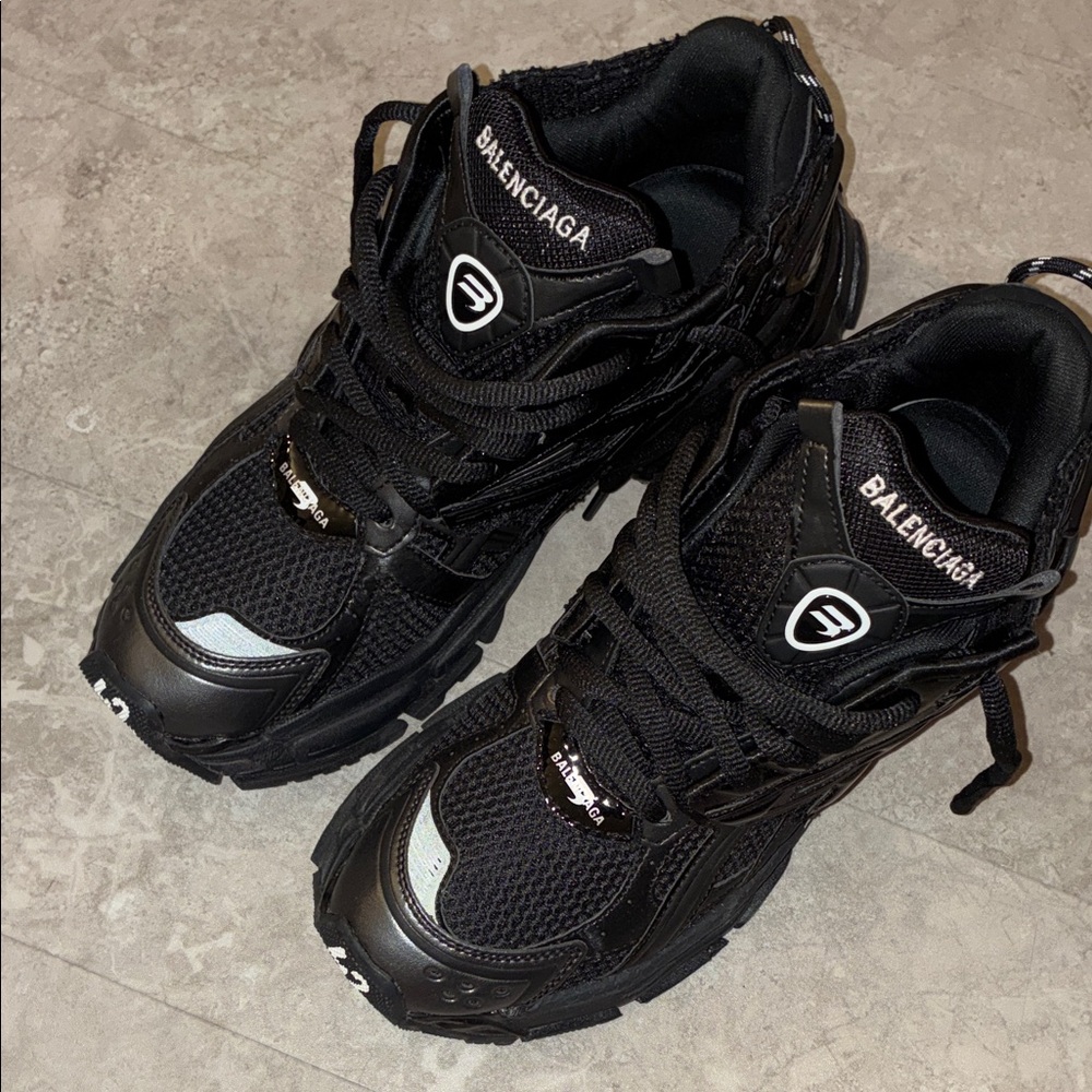 Balenciaga Runners Black Athletic Shoes - Picture 6 of 7